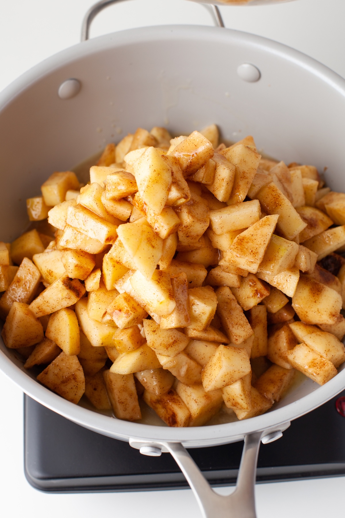 Softening the apples on the stove