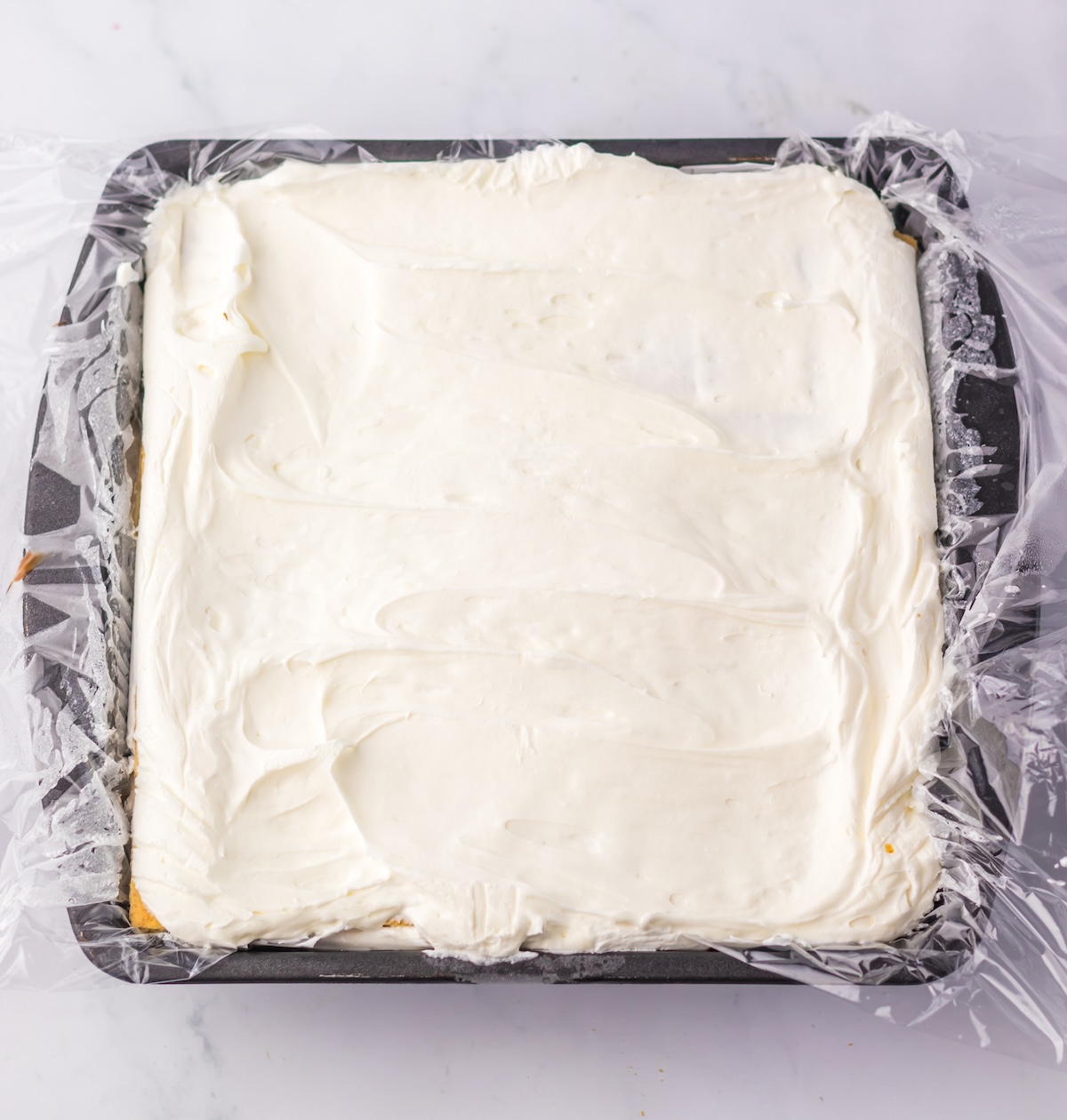 Topping the cake with marshmallow cream