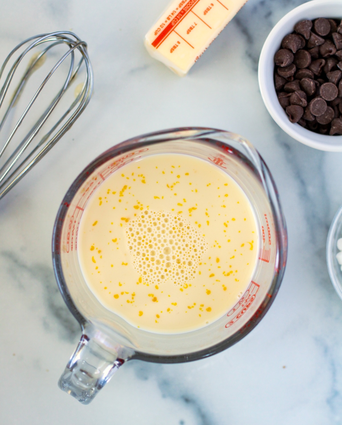 milk, egg, and 1 teaspoon of vanilla extract in a measuring cup