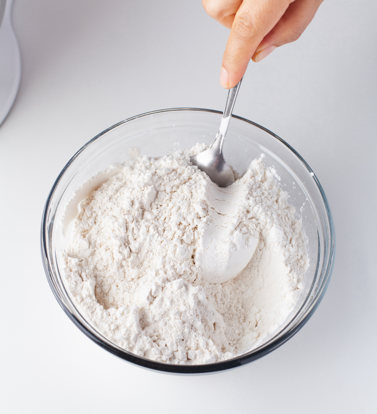 powdered-sugar-and-cornstarch-in-a-bowl